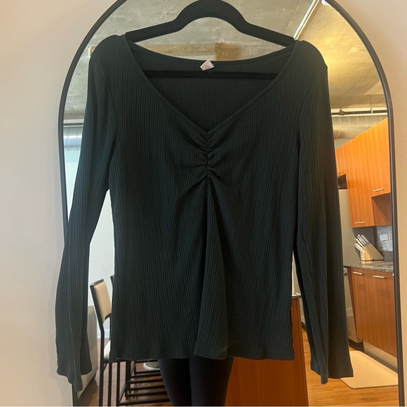 Old Navy Cinched Green Ribbed long sleeve - Picture 3 of 10